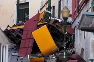 FOTO: Tragédie lisabonské atrakce. Lanovka nekontrolovaně narazila do domu - Novinky